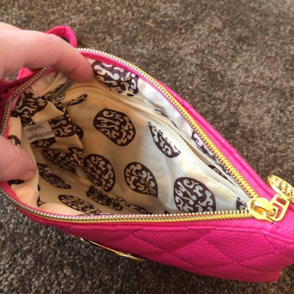 Pink wristlet with gold colored decoration and gold tone zipper - Picture 4 of 4